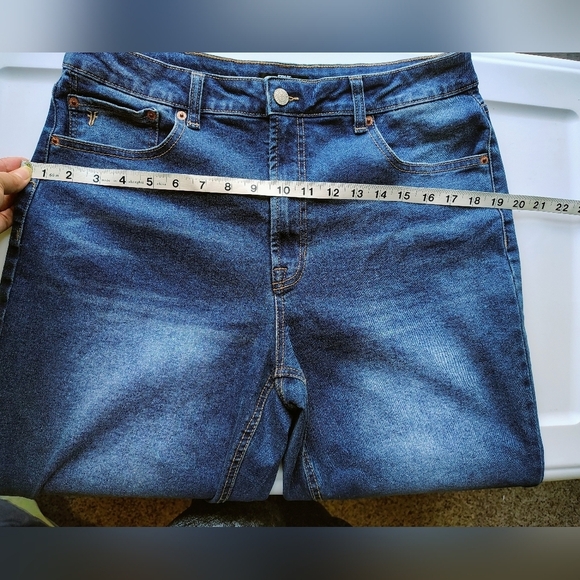 Frye women's high-rise tapered hem stretch jeans, Denim sz 10/30 oversized. - Picture 10 of 17